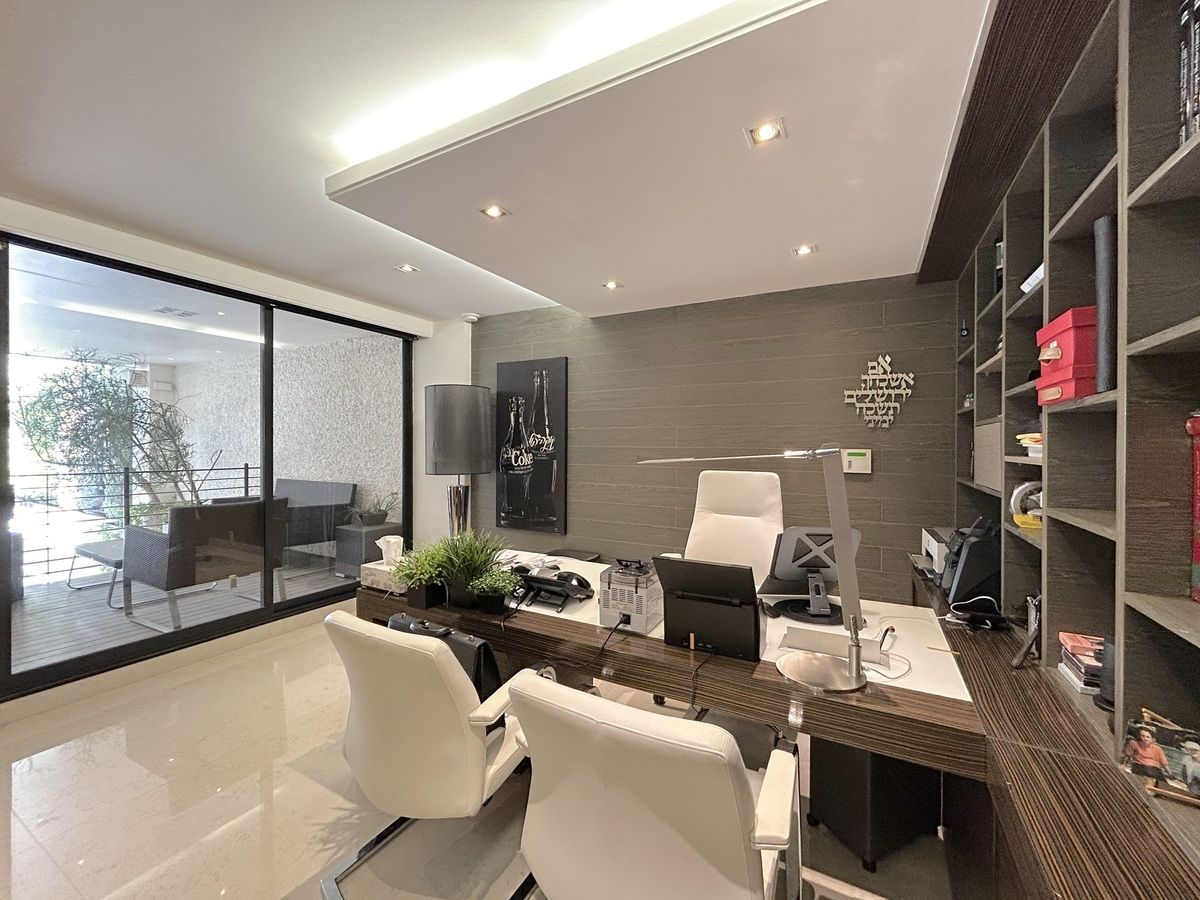 Casa en VENTA en Lomas Anáhuac, privada con vigilancia 24/7