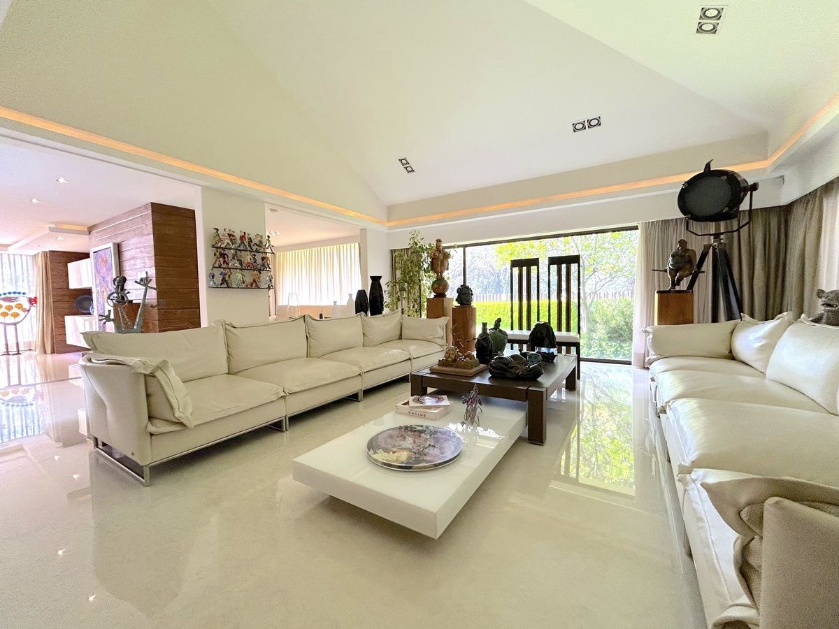 Casa en VENTA en Lomas Anáhuac, privada con vigilancia 24/7
