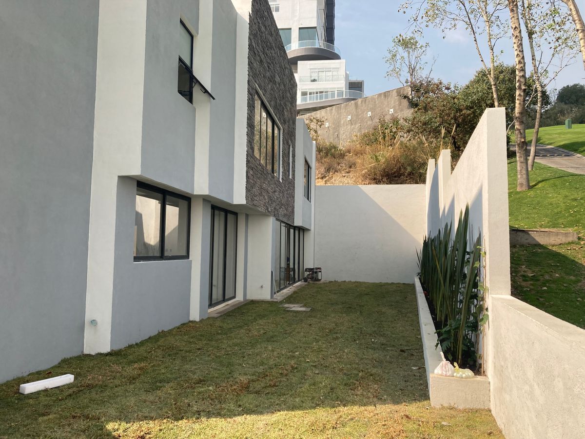 EN VENTA CASA EN BOSQUE REAL EN EL CAMPO DE GOLF DE 9 HOYOS