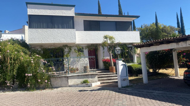 CASA con vigilancia EN RENTA JURIQUILLA