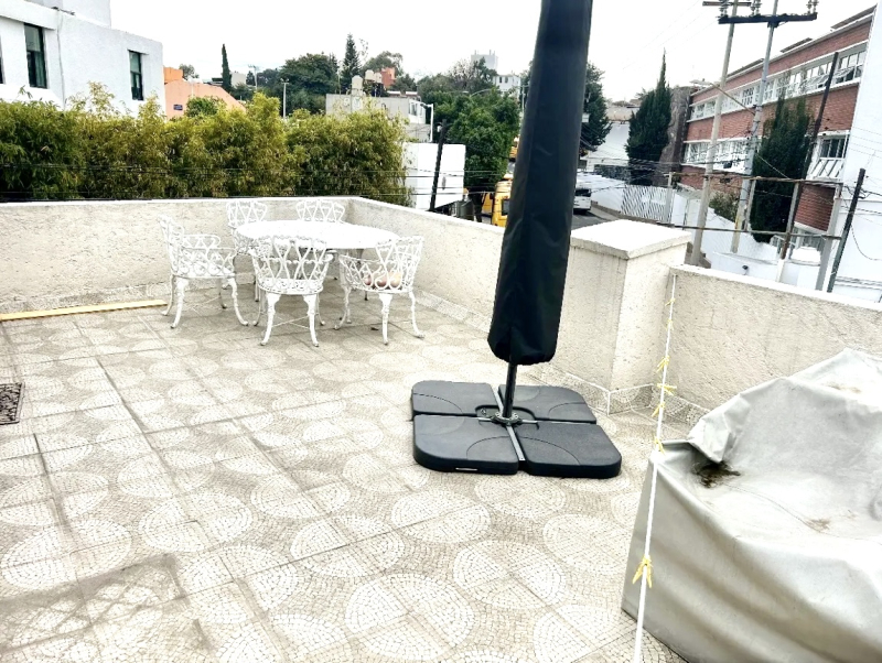 CASA PEQUE�?A CON TERRAZA EN RENTA EN LOMAS DE CHAPULTEPEC 