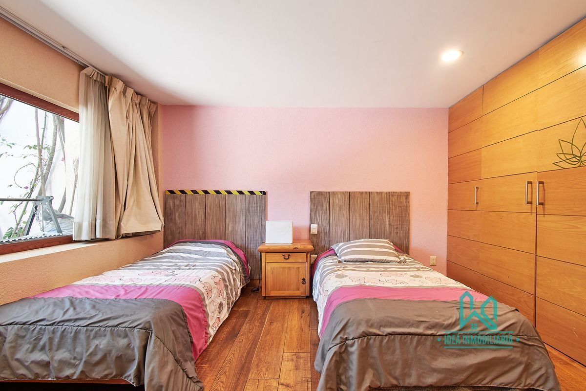 Casa Con Gran Jardín En Romero De Terreros Ideal Para Familias