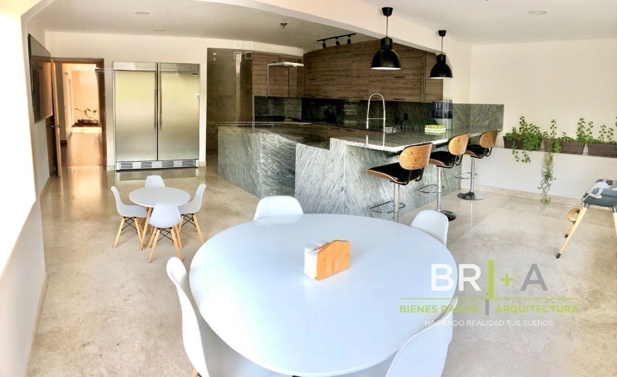 Casa En Venta Con Jardín En Lomas Country Club