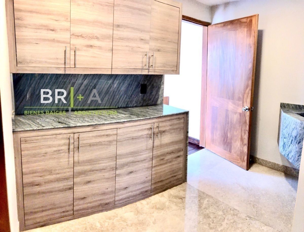Casa En Venta Con Jardín En Lomas Country Club