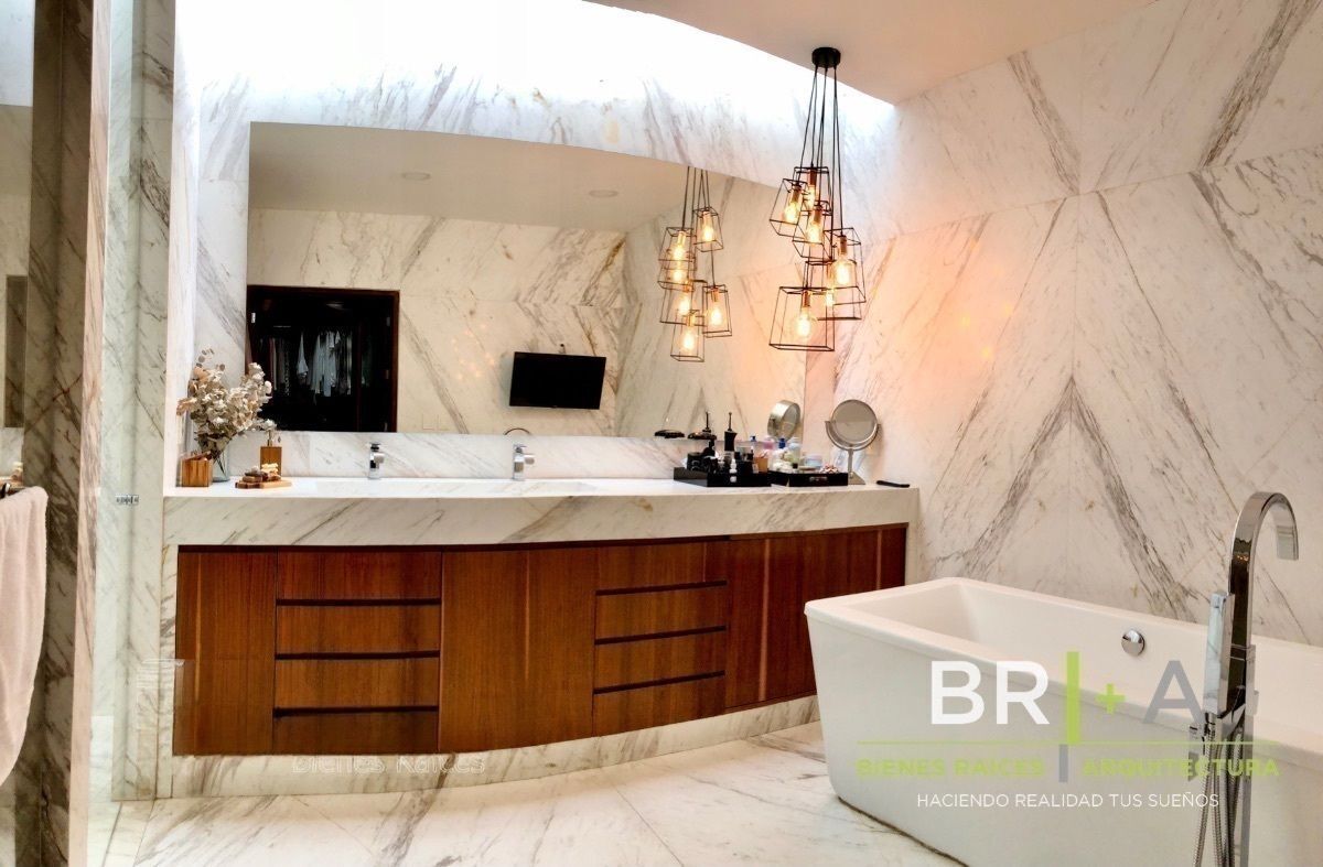 Casa En Venta Con Jardín En Lomas Country Club
