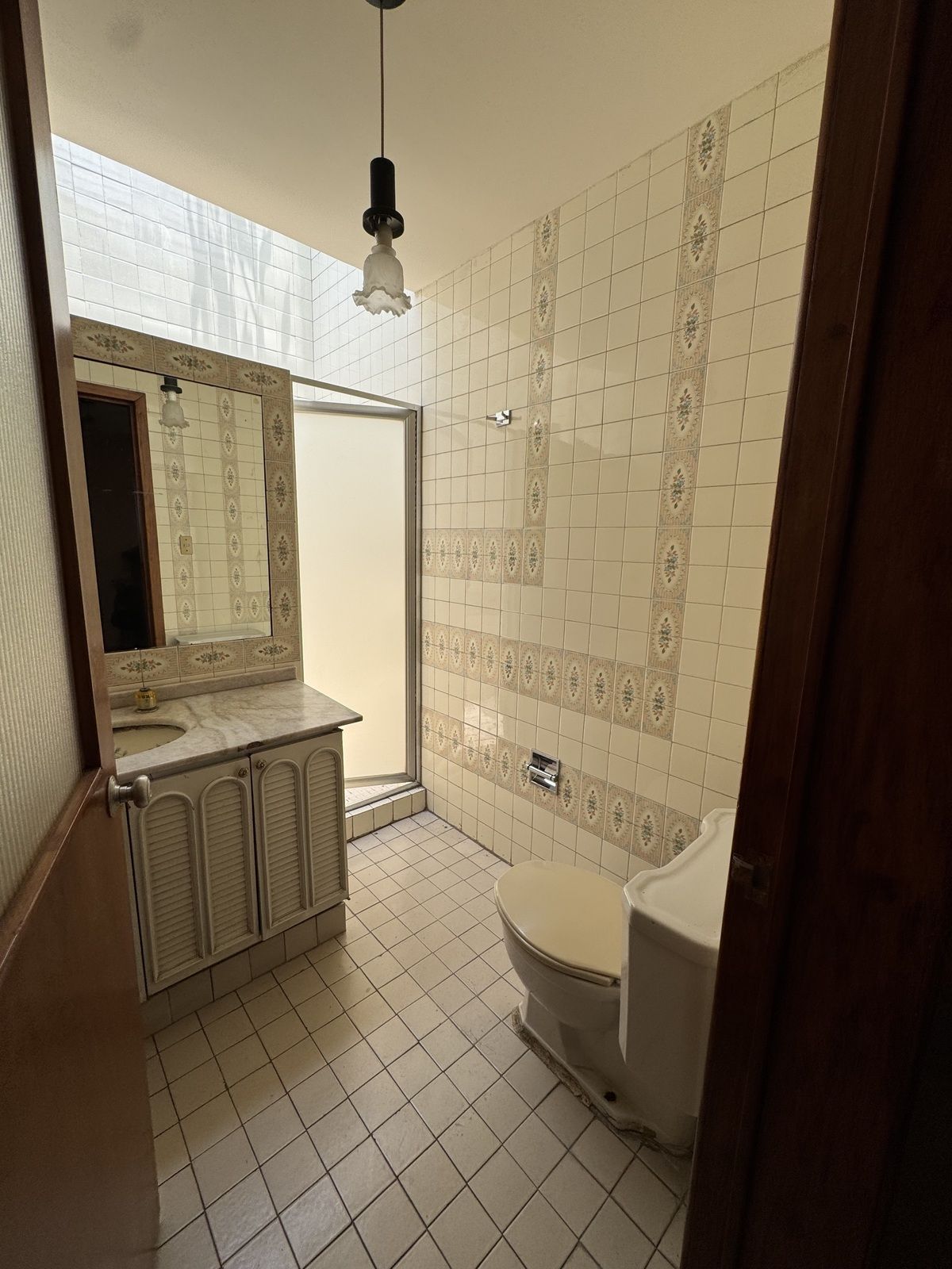 Casa para remodelar en calle arbolada en San Ángel Inn