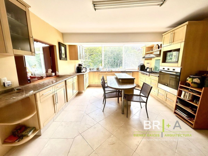 Casa En Venta En Calle Con Jardin Y  Vigilancia En Bosques De La Herradura