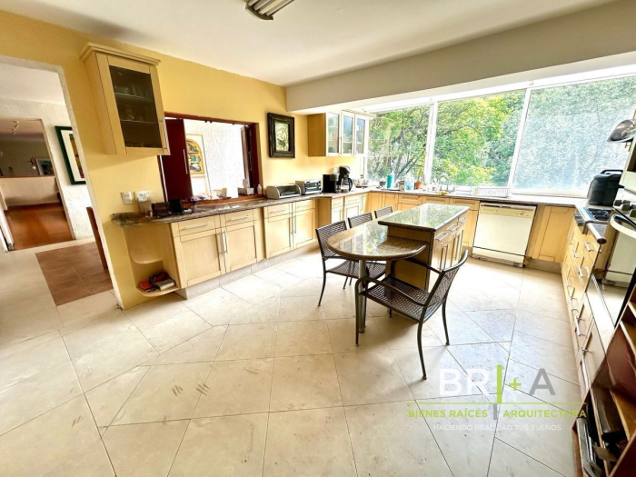 Casa En Venta En Calle Con Jardin Y  Vigilancia En Bosques De La Herradura