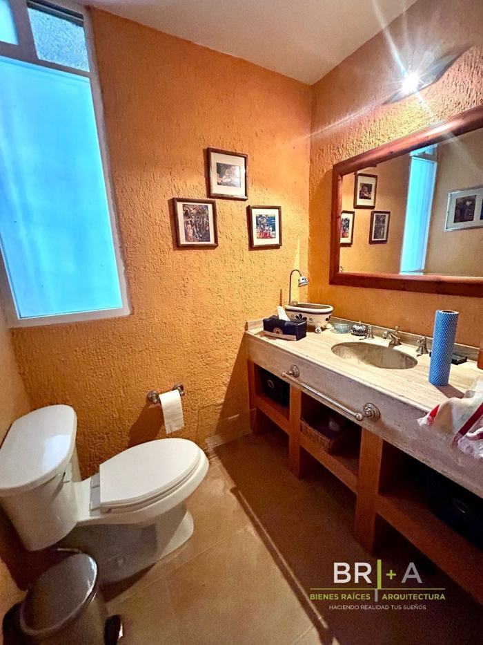 Casa En Venta En Calle Con Jardin Y  Vigilancia En Bosques De La Herradura