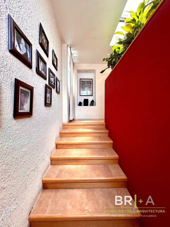 Casa En Venta En Calle Con Jardin Y  Vigilancia En Bosques De La Herradura