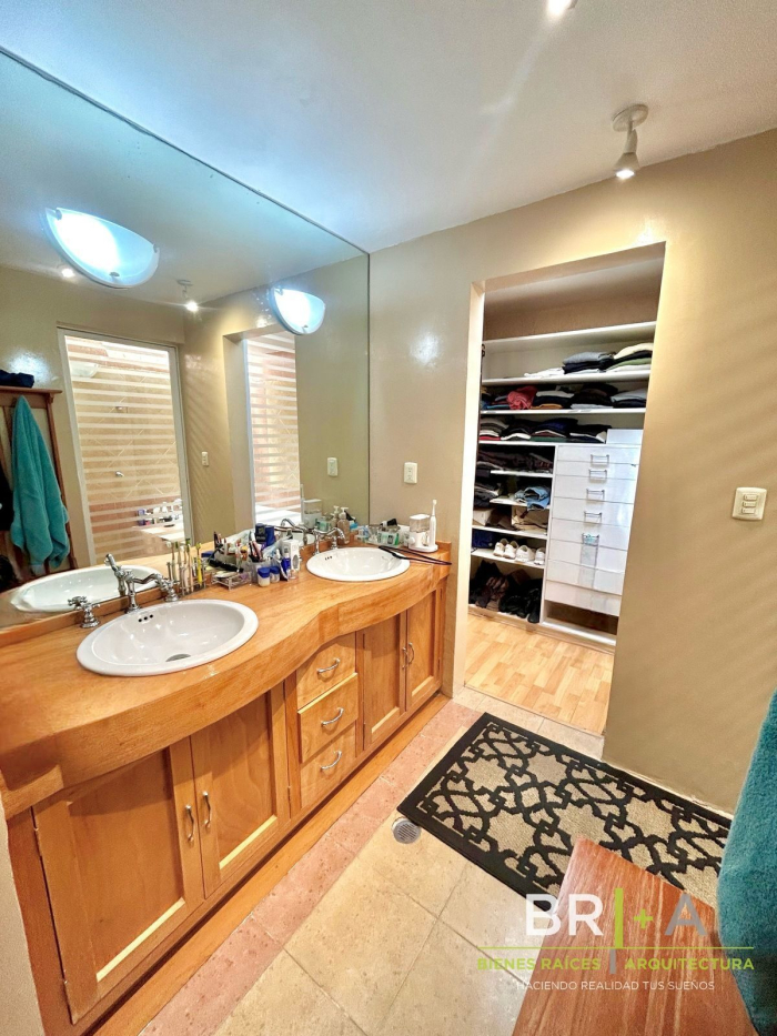 Casa En Venta En Calle Con Jardin Y  Vigilancia En Bosques De La Herradura