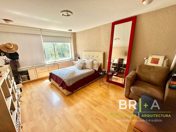 Casa En Venta En Calle Con Jardin Y  Vigilancia En Bosques De La Herradura