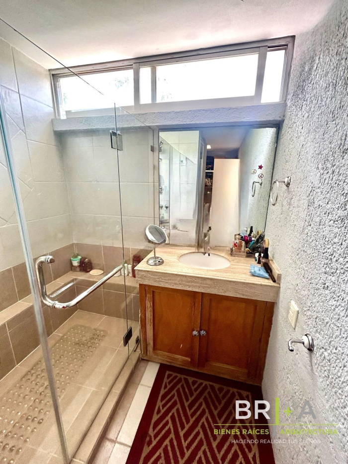 Casa En Venta En Calle Con Jardin Y  Vigilancia En Bosques De La Herradura