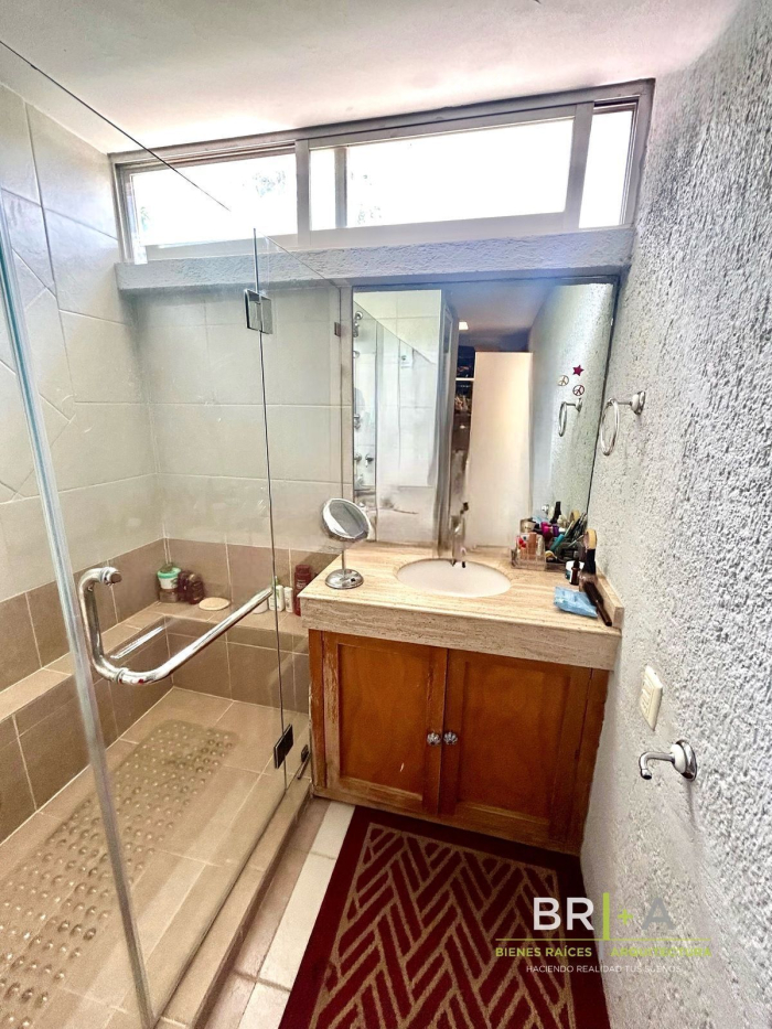 Casa En Venta En Calle Con Jardin Y  Vigilancia En Bosques De La Herradura
