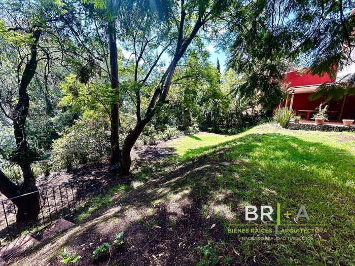 Casa En Venta En Calle Con Jardin Y  Vigilancia En Bosques De La Herradura
