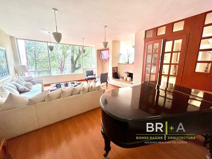 Casa En Venta En Calle Con Jardin Y  Vigilancia En Bosques De La Herradura