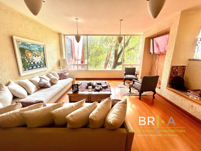 Casa En Venta En Calle Con Jardin Y  Vigilancia En Bosques De La Herradura
