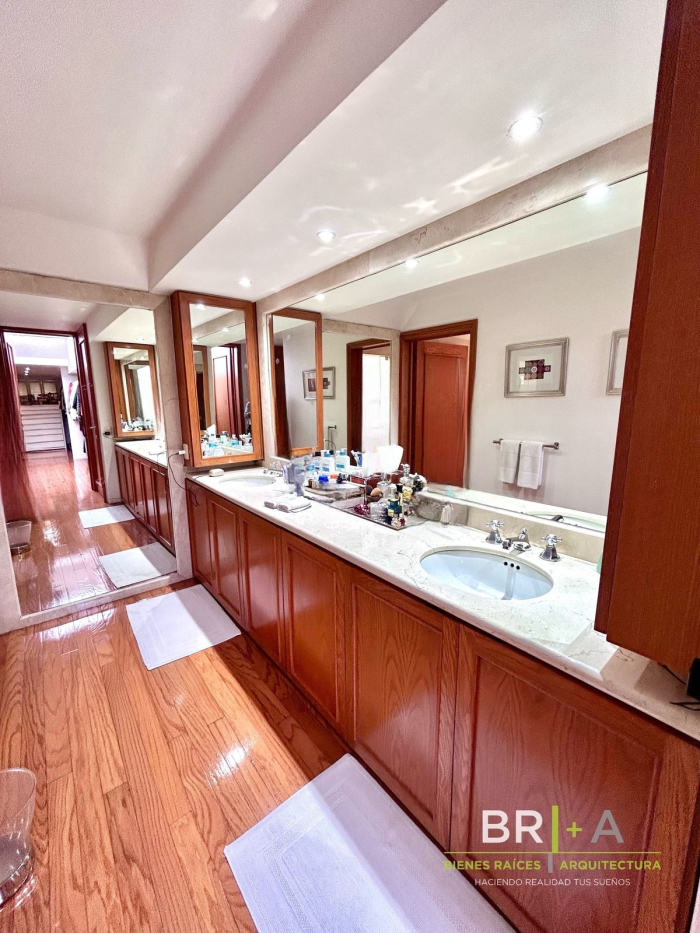Casa Con Gran Jardín En Venta Bosques De Las Lomas