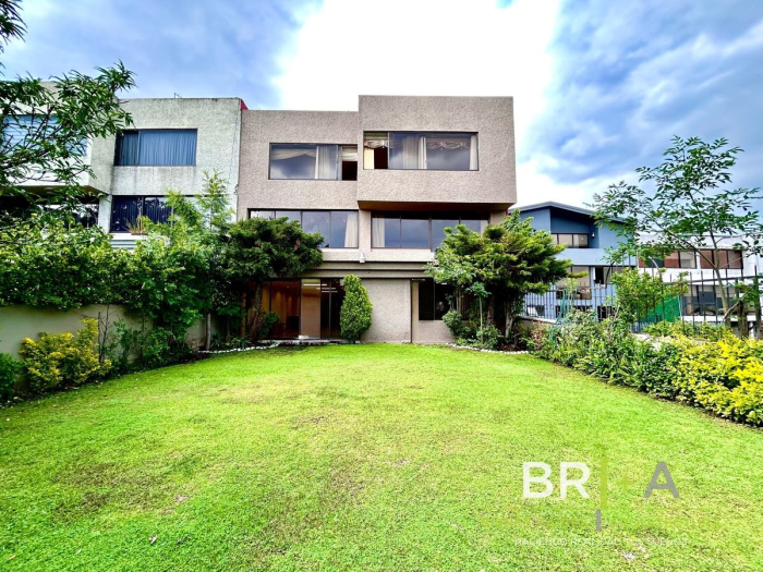 Casa en venta con gran jardín cerca de Blvd de la luz Tecamachalco