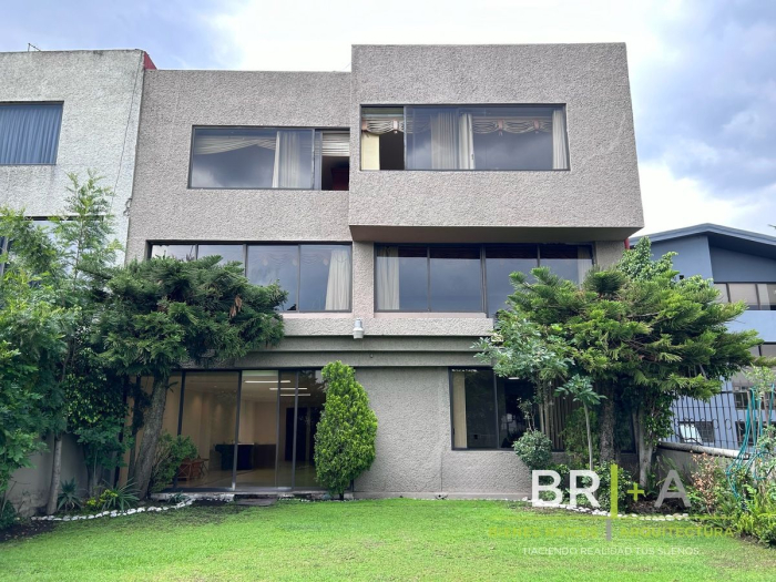 Casa En Venta Con Gran Jardín Cerca De Blvd De La Luz Tecamachalco