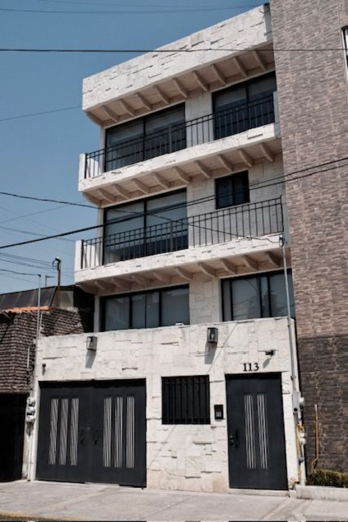 edificio en venta con 3 departamentos muy cerca de televisa san ángel