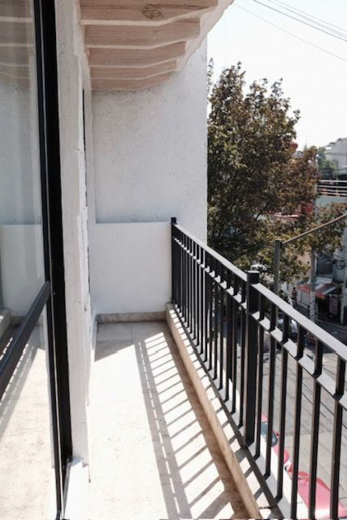 edificio en venta con 3 departamentos muy cerca de televisa san ángel