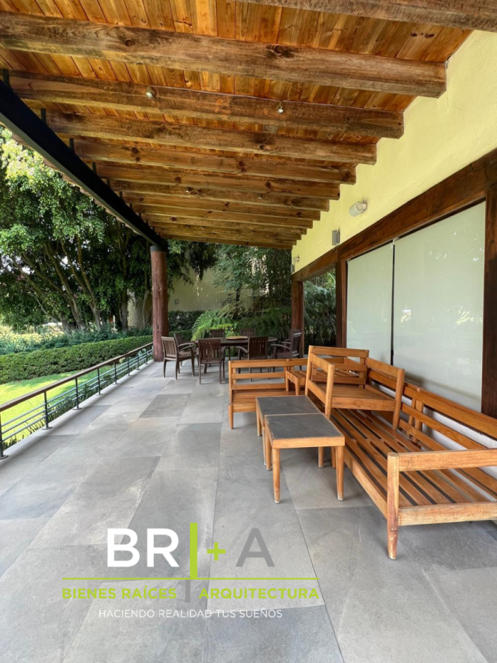 HERMOSA CASA EN VENTA CON RIO DENTRO DE LA PROPIEDAD.