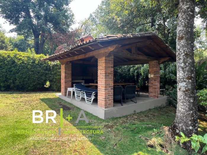 HERMOSA CASA EN VENTA CON RIO DENTRO DE LA PROPIEDAD.