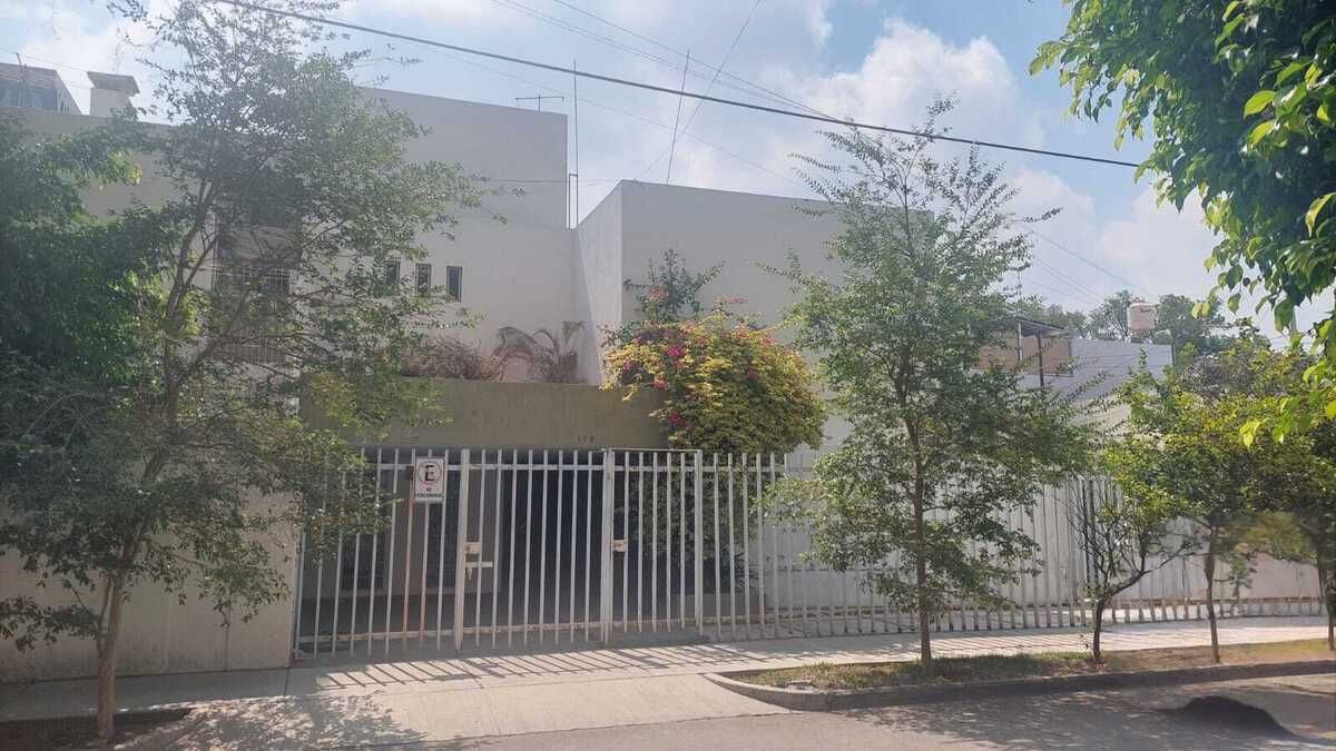 Casa En Venta En Vallarta Norte A Una Cuadra De Av. México.