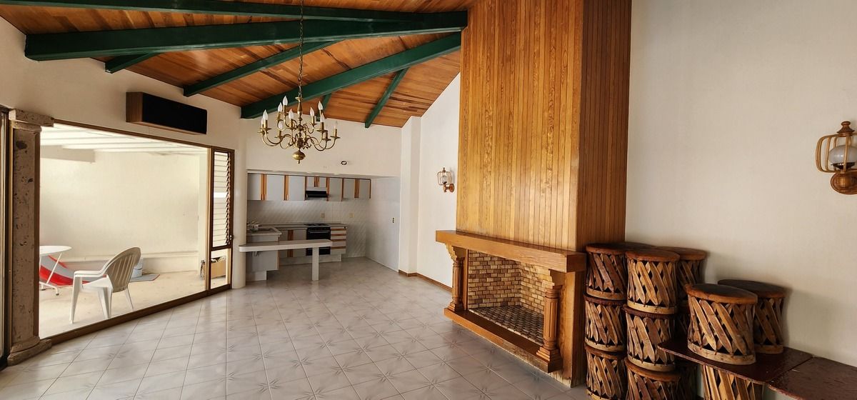 Casa En Bugambilias 1a Sección En Venta Con Alberca