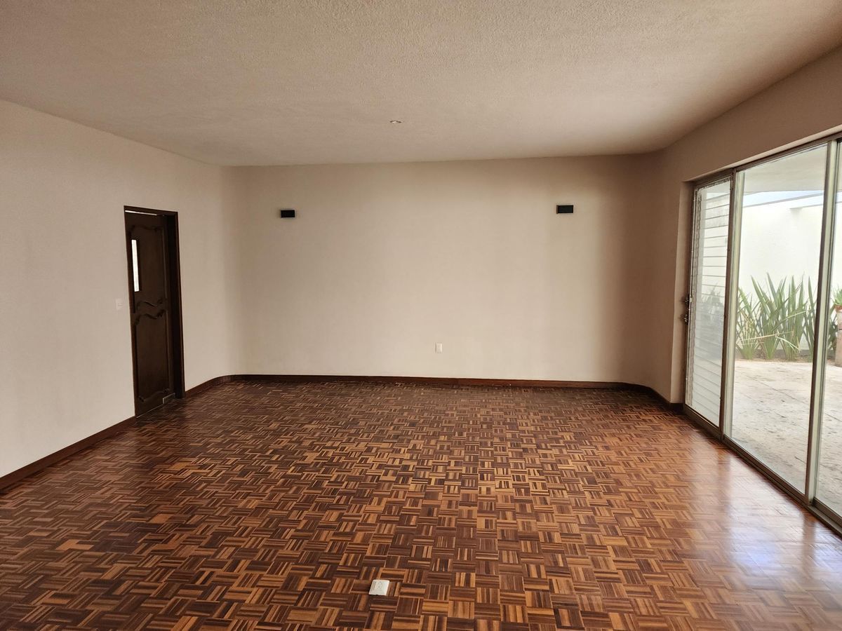 Residencia En Renta En Country Club, De Una Planta