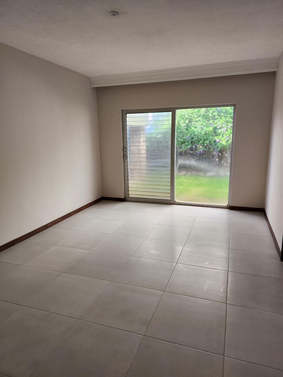 Residencia En Renta En Country Club, De Una Planta