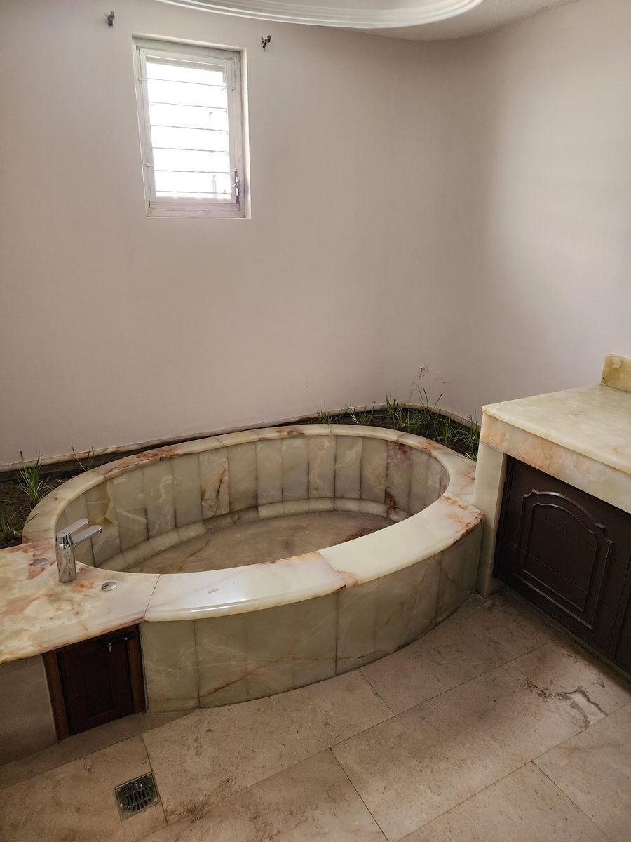 Residencia En Renta En Country Club, De Una Planta