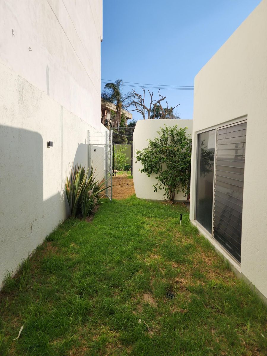 Residencia En Renta En Country Club, De Una Planta