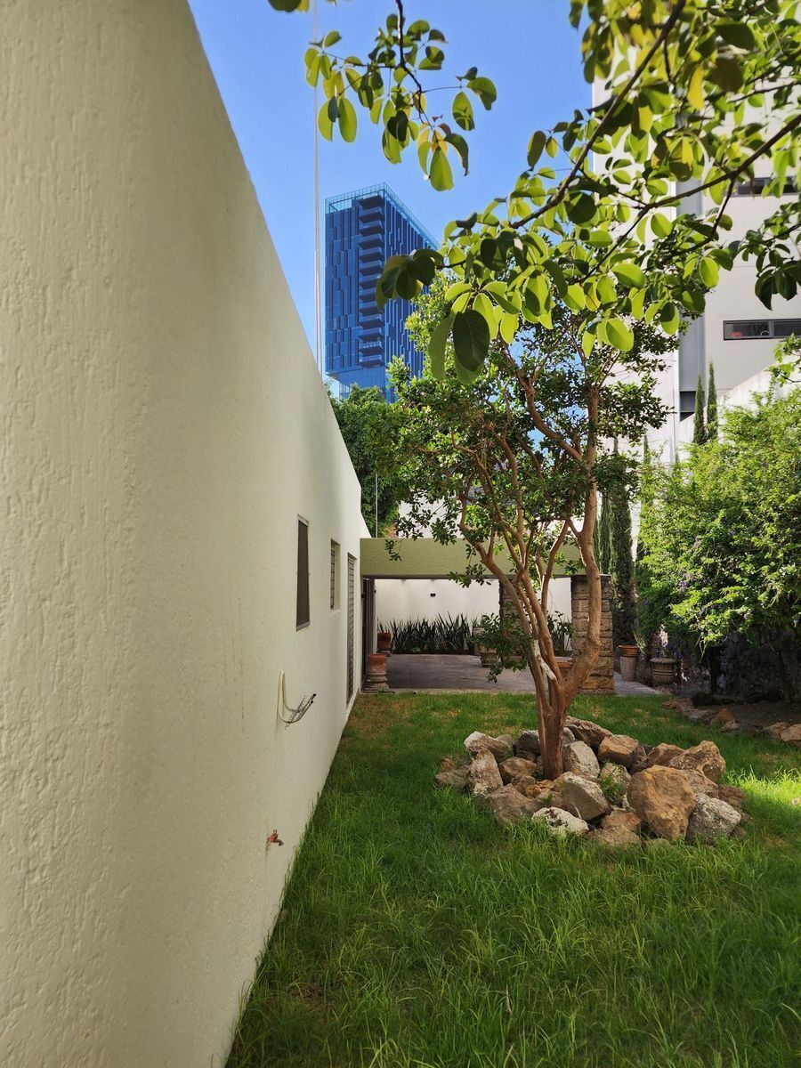Residencia En Renta En Country Club, De Una Planta