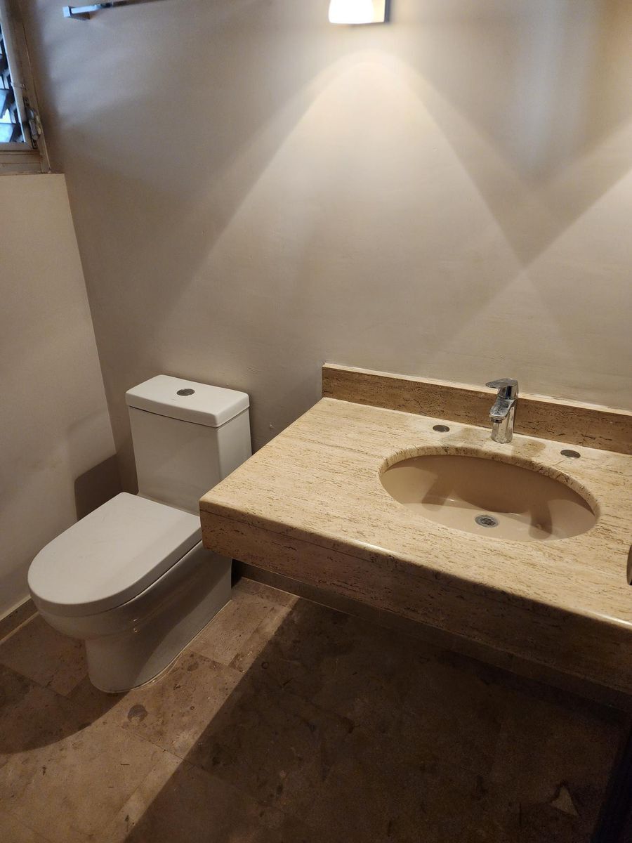 Residencia En Renta En Country Club, De Una Planta