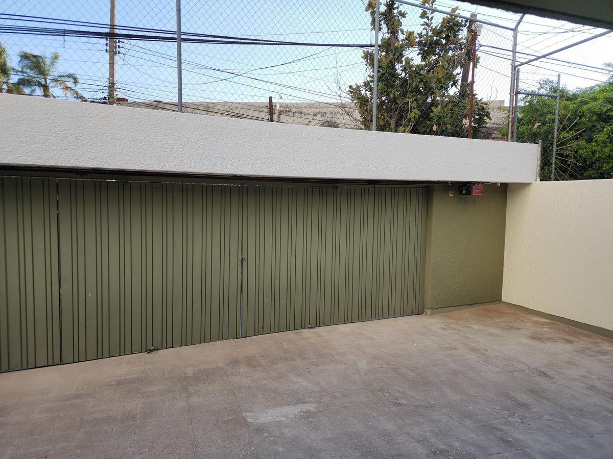 Residencia En Renta En Country Club, De Una Planta
