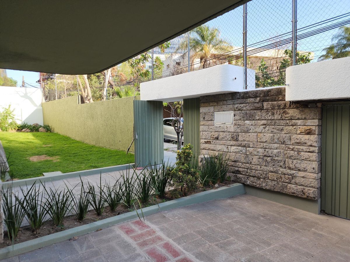 Residencia En Renta En Country Club, De Una Planta
