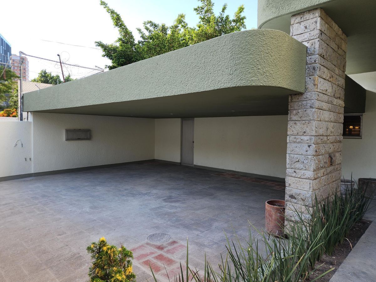 Residencia En Renta En Country Club, De Una Planta