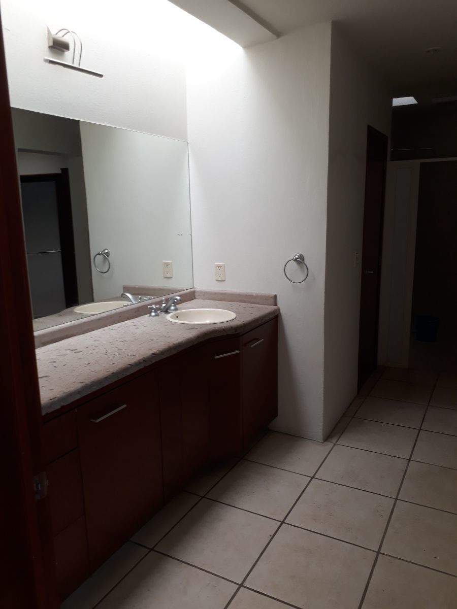 Excelente Residencia En Venta  En Jardín Real, Coto Paseo De La Reina