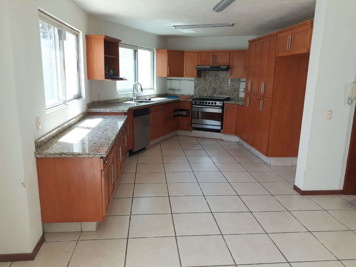 Excelente Residencia En Venta  En Jardín Real, Coto Paseo De La Reina
