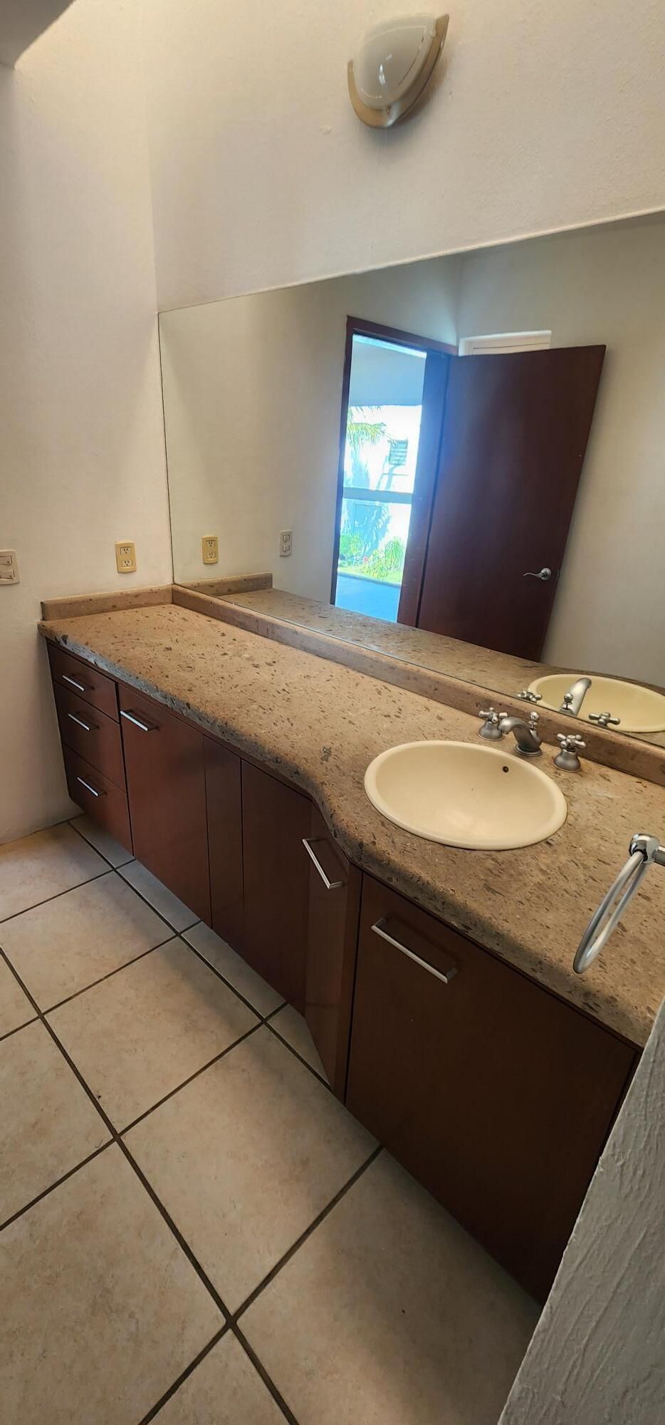 Excelente Residencia En Venta  En Jardín Real, Coto Paseo De La Reina