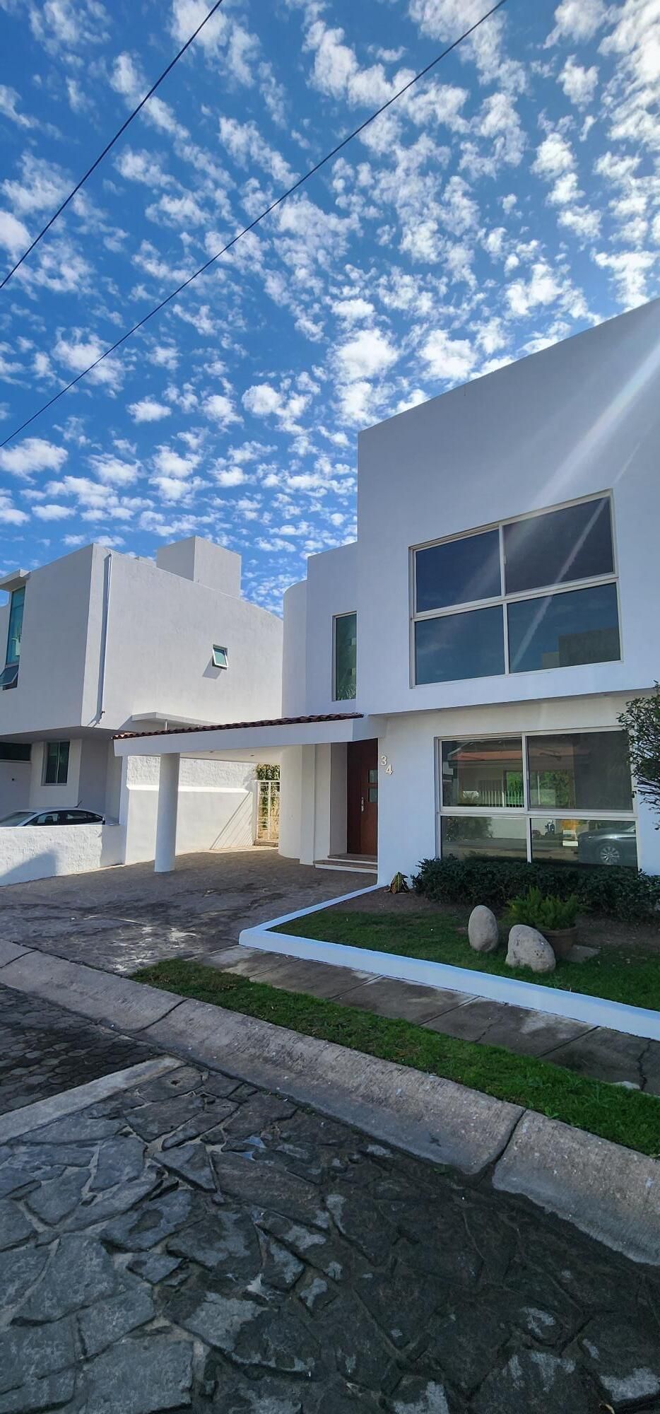 Excelente Residencia En Venta  En Jardín Real, Coto Paseo De La Reina