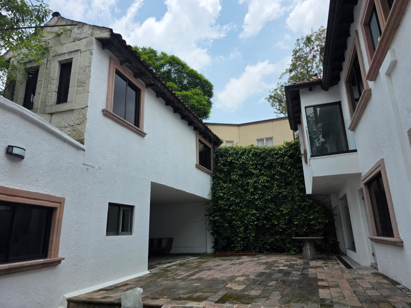 Casa Con Uso De Suelo Mixto En Venta O Renta En Lomas De Chapultepec