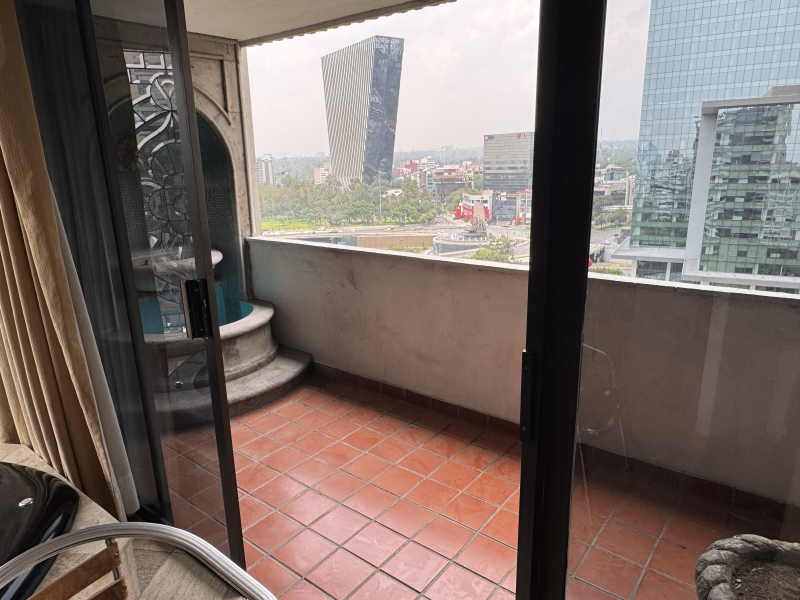 en la mejor  zona de polanco rodeado parques , restaurantes y zonas comerciales , escuelas, bancos, todo caminando. excelente vista a campo marte , fuente de petroles  edificio con vigilancia 24 horas 
