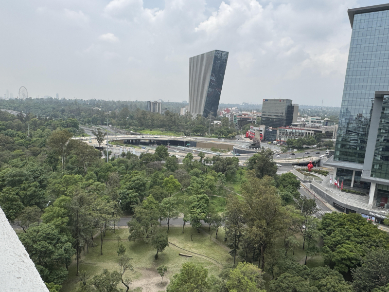 en la mejor  zona de polanco rodeado parques , restaurantes y zonas comerciales , escuelas, bancos, todo caminando. excelente vista a campo marte , fuente de petroles  edificio con vigilancia 24 horas 