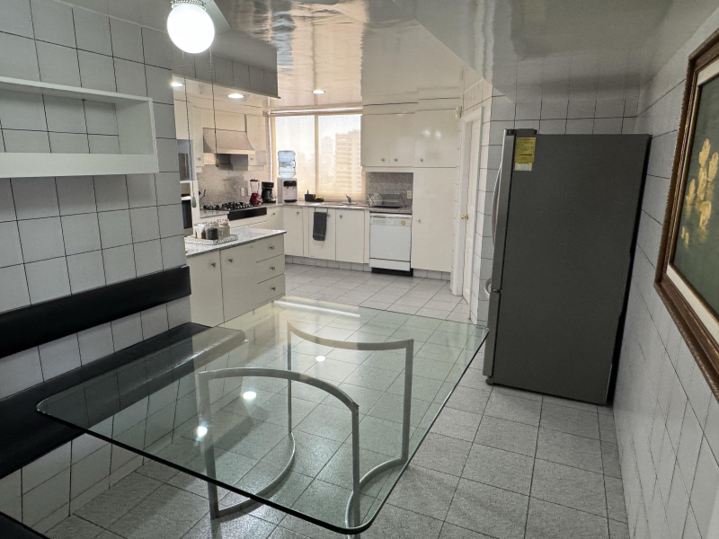 en la mejor  zona de polanco rodeado parques , restaurantes y zonas comerciales , escuelas, bancos, todo caminando. excelente vista a campo marte , fuente de petroles  edificio con vigilancia 24 horas 