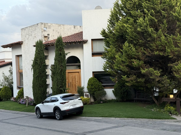 Disfrute vivir en linda casa en condominio La Cima, muy cerca de Sante Fe
