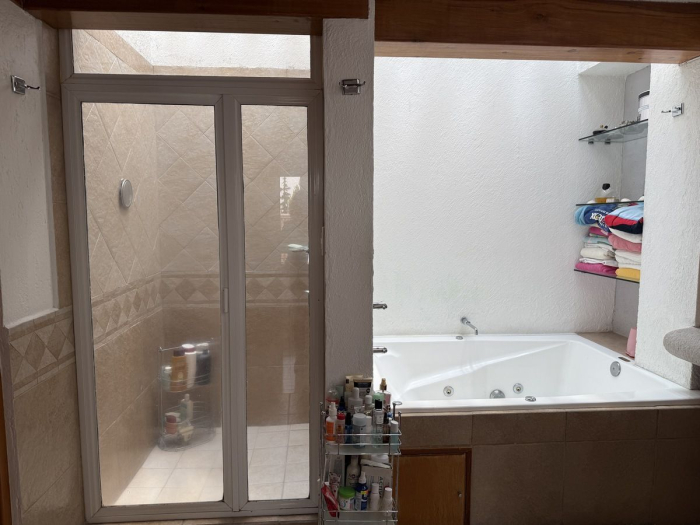 Disfrute vivir en linda casa en condominio La Cima, muy cerca de Sante Fe