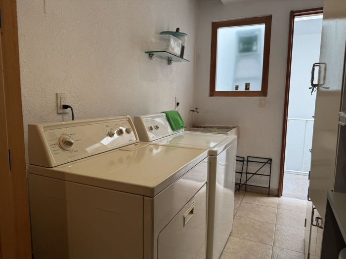 Disfrute vivir en linda casa en condominio La Cima, muy cerca de Sante Fe